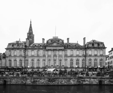 Strazburg Noel Pazar tezgahları ile Rohan Sarayı