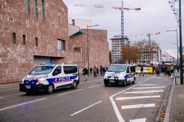 Marche Pour Le Climat yürüyüşü Fransız caddesini koruyor 