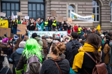 Marche Pour Le Climat U önünde Fransa'da, yürüyen insanlar