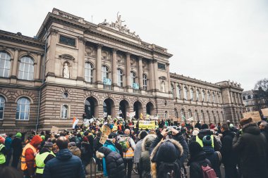 Marche Pour Le Climat U önünde Fransa'da, yürüyen insanlar