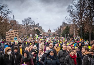 Marche Pour Le Climat U önünde Fransa'da, yürüyen insanlar