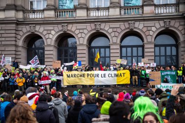 Marche Pour Le Climat U önünde Fransa'da, yürüyen insanlar