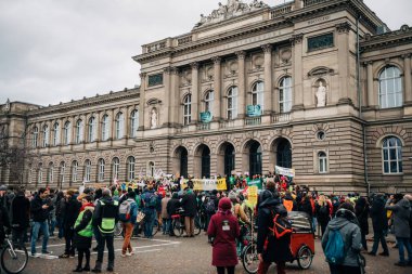 Marche Pour Le Climat U önünde Fransa'da, yürüyen insanlar