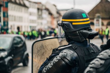 Polis memuru önünde arıları Gil bölge güvenliğini sağlama