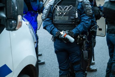 Polis göz yaşartıcı gaz protesto Fr içinde kullanıma hazır tutmak