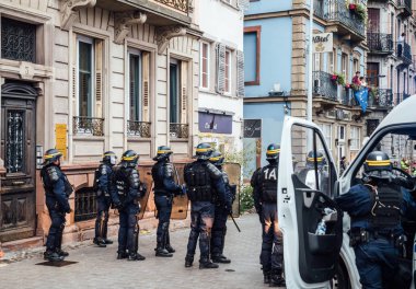 Polis memuru önünde arıları Gil bölge güvenliğini sağlama