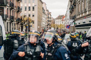 Polis memuru önünde arıları Gil bölge güvenliğini sağlama