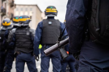 Polis memuru önünde arıları Gil bölge güvenliğini sağlama