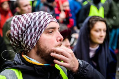 Marche Pour Le Climat Mart protesto Fransız stree üzerinde ıslık