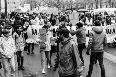 Marche Pour Le Climat Mart protesto gösteri Fransız Viyadükler üzerinde