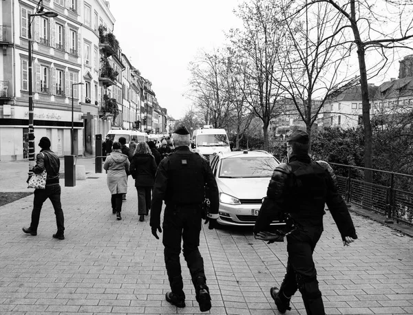 Policía asegurando ciudad durante Marche Pour Le Climat marcha proteger — Foto de Stock