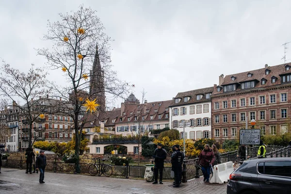 Politie surveilling van de ingang naar de kerstmarkt in Frankrijk — Stockfoto