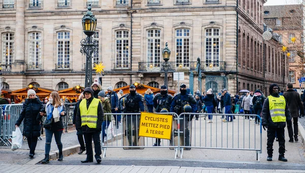 Policías vigilando el Mercado de Navidad en Francia — Foto de Stock