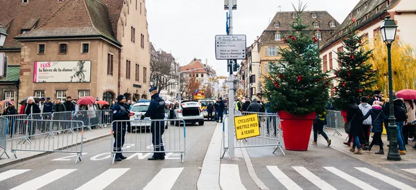 Politieagenten surveilling kerstmarkt in Frankrijk — Stockfoto