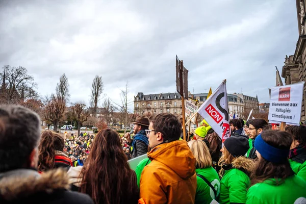 大学の前にフランスのマルシェを注ぐル ・ クリマの群衆 — ストック写真