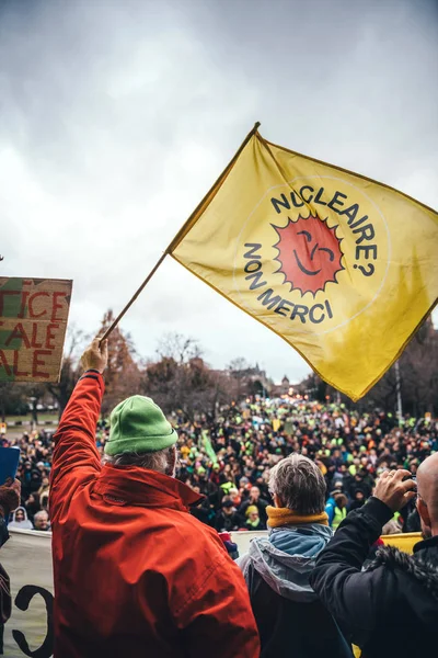 Multidão em Marche Pour Le Climat, na França, em frente à Universidade — Fotografia de Stock