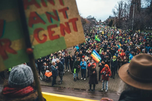 Menschen marschieren bei marche pour le climat in Frankreich vor dem U — Stockfoto