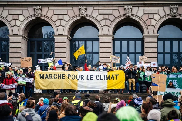 Pessoas marchando em Marche Pour Le Climat, na França, em frente a U — Fotografia de Stock