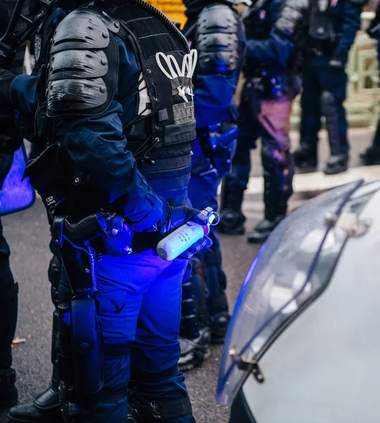 Agenti di polizia che proteggono la zona di fronte a Giacche Gialle Gil — Foto Stock