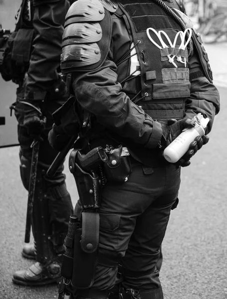 Polis som håller tårgas redo att använda den på protest i Fr — Stockfoto