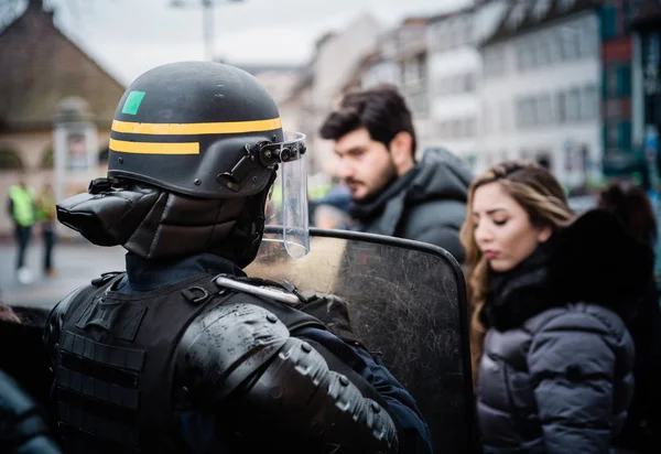 Oficiales de policía asegurando la zona frente a Yellow Jackets Gil — Foto de Stock