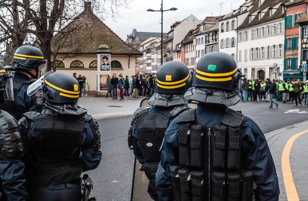 Policía de CRS con ráfaga frente a manifestantes en Francia c — Foto de Stock