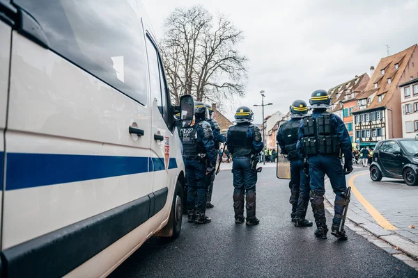 Policía de CRS con ráfaga frente a manifestantes en Francia c —  Fotos de Stock