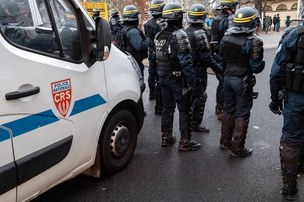Policía de CRS con ráfaga frente a manifestantes en Francia c —  Fotos de Stock