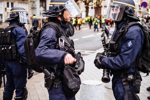 Dos agentes de policía discutiendo la celebración de rifles de granada de humo — Foto de Stock