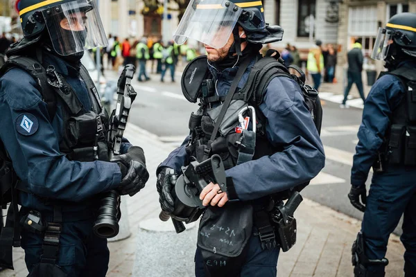 Zwei Polizisten diskutieren Holding Rauch Granate Gewehre — Stockfoto