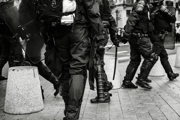 Detalle del equipo policial durante la protesta en Francia — Foto de Stock