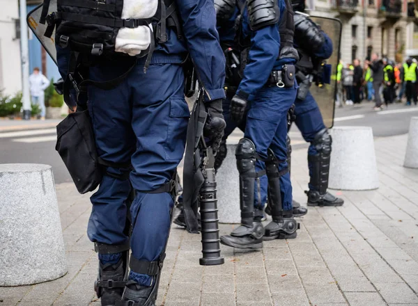 Dettaglio delle attrezzature della polizia durante la protesta in Francia — Foto Stock
