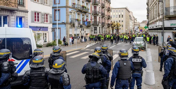 Poliser som säkra zonen framför gula jackor Gil — Stockfoto