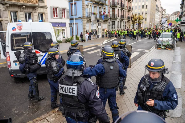 Des policiers sécurisent la zone devant Yellow Jackets Gil — Photo