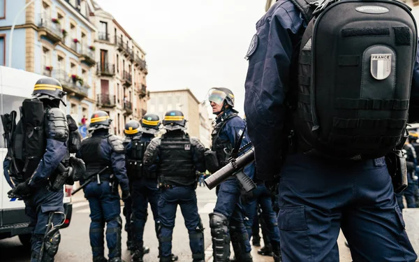 Policiais protegendo a zona em frente a Casacos Amarelos Gil — Fotografia de Stock