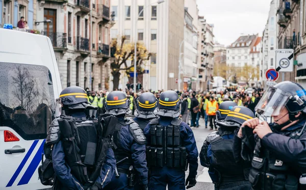 Polizisten sichern die Zone vor gelben Jacken — Stockfoto