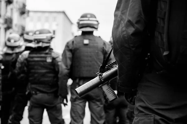 Polizisten sichern die Zone vor gelben Jacken — Stockfoto
