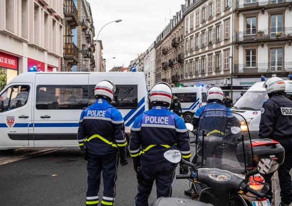 Bakifrån av Crs franska polisen på gatan vid gul jacka rörels — Stockfoto