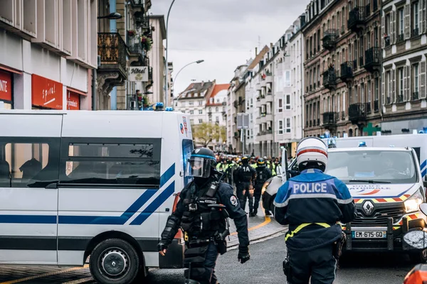 Πίσω όψη της γαλλικής αστυνομίας Crs στον δρόμο στο κίτρινο μπουφάν πυρο — Φωτογραφία Αρχείου