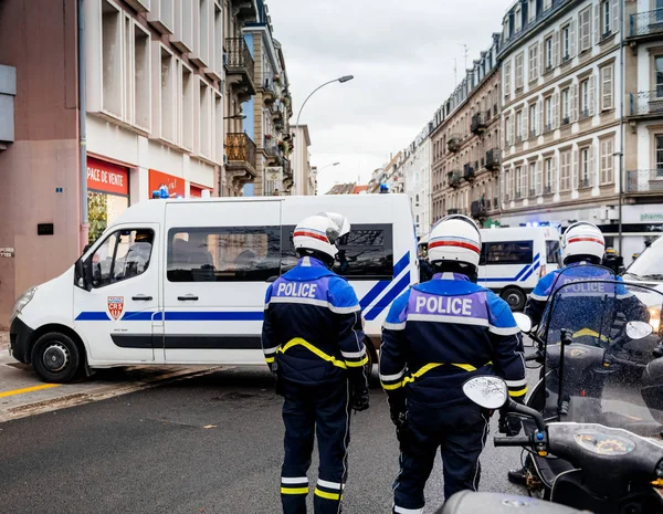 黄色のジャケットの動きの通りに Crs のフランスの警察の背面図 — ストック写真