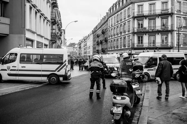 Vista trasera de la policía francesa CRS en la calle en Yellow Jacket moveme — Foto de Stock