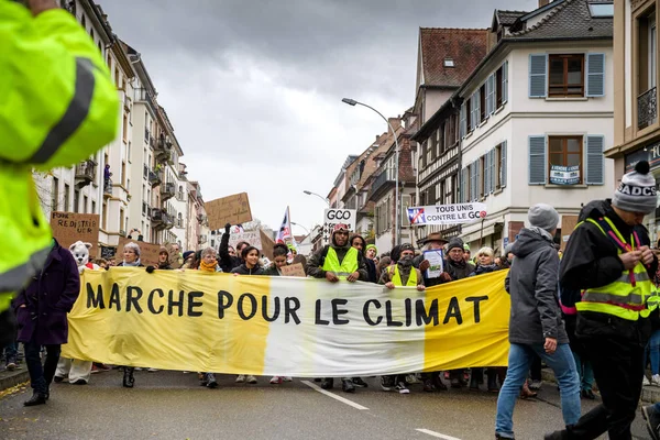 フランスのシルエットにル ・ クリマ マルケを注ぐ 3 月抗議デモ — ストック写真