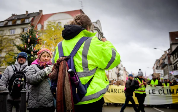 Vrouw in gele jas bij protest in Frankrijk — Stockfoto