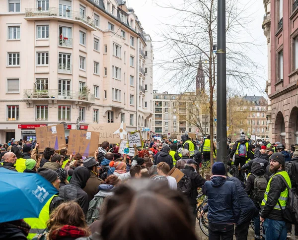 フランスのシルエットにル ・ クリマ マルケを注ぐ 3 月抗議デモ — ストック写真