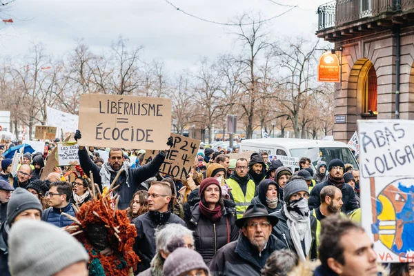 Marche Pour Le Climat március tiltakozó demonstráció a francia Sztrecsényi vár — Stock Fotó