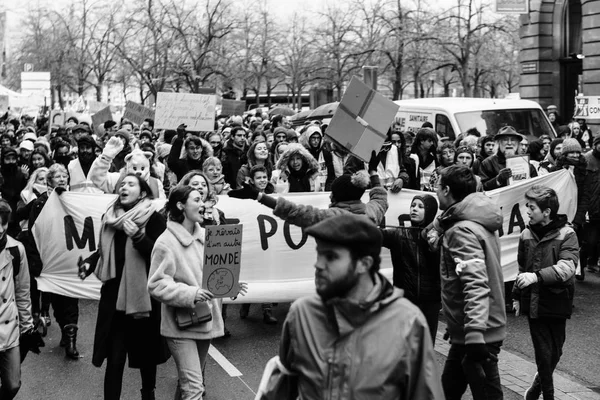 フランスのシルエットにル ・ クリマ マルケを注ぐ 3 月抗議デモ — ストック写真