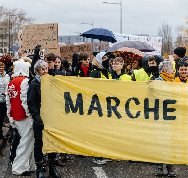 Marche Pour Le Climat március tiltakozó demonstráció a francia Sztrecsényi vár — Stock Fotó