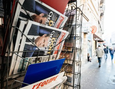 Fransa'da son haberler satan gazete kiosk Fransız