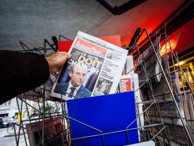 Fransız gazetesi kiosk adam satın ppress Emmanuel featuring satış