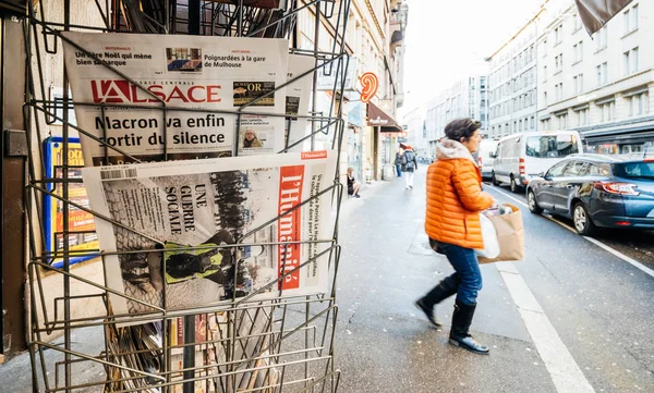 Fransk tidning kiosk säljer skilda franska dagstidningar — Stockfoto